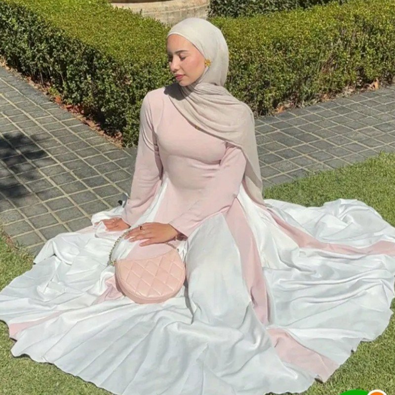 Une robe longue trapèze rose et blanc