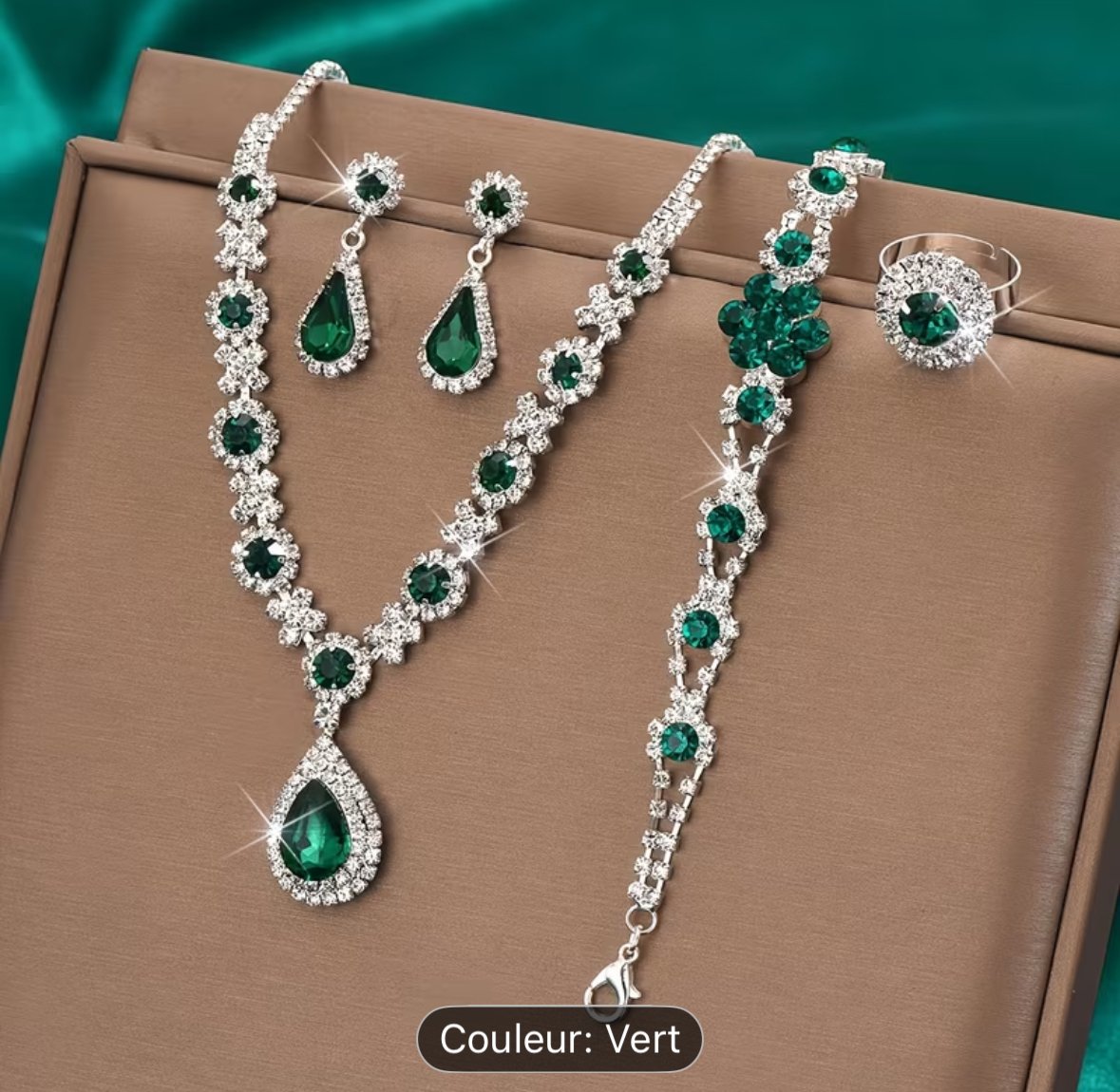 Un Ensemble Élégant de 4 Pièces Comprenant un Collier en Forme de Larme, Boucles d'Oreilles, Bracelet et Bague